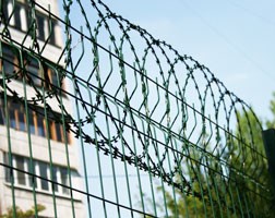 Плоская егоза с полимерным покрытием ограждает жилой многоэтажный дом