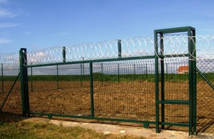 Откатные ворота с плоским колючим ленточным заграждением