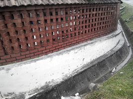 Brick fence ventilated