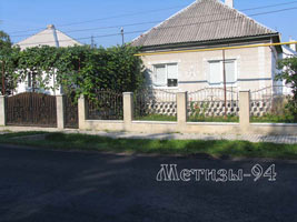 Forged fence to protect the territory and decorate the appearance