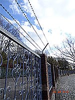 Fence with piercing and cutting reinforced tape