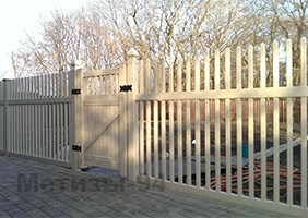 Photos of plastic fences, photos of gates and gates at facilities