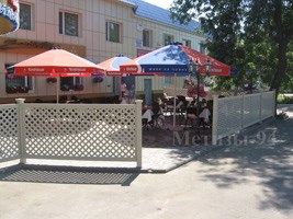 забор из пластиковой решётки возле кафе