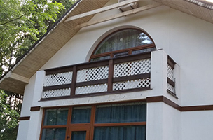 photo of a plastic fence in the house