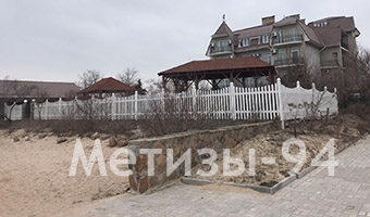 photo of a plastic fence