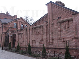 Brick fence in the Dnieper, combined with the wall of the house